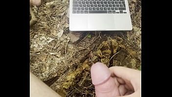 play Ormanda yürüyüş yaparken ilk kez mastürbasyon. benekli izleyiciler, hiçbirimiz umursamadık.