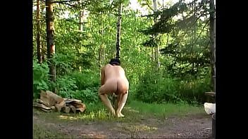 Odtwórz Nagie rąbanie drewna w amnicon spada na campingu.