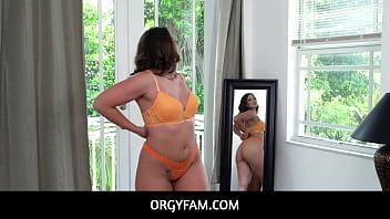 Reproducir Orgyfam - madrastra milf culona se une después de atrapar a la pequeña hijastra adolescente y a su hijastro follando - athena heart, mandy waters, nicky rebel