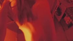 Jouer Le fantasme de succion de bite alimenté par la cigarette de Sultry Witch