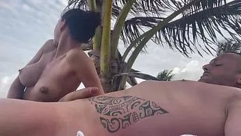 Afspelen Ik zuig Dorian del Isla op het strand in Tulum