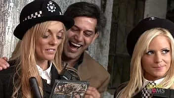 play Ofițeri de poliție blonde înfierbântați se trag cu un tip în loc să-l aresteze