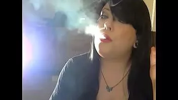 play Bbw Domme Tina Snua raucht eine Korkzigarette mit Pumpen & Driften