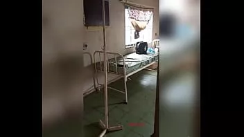 Odtwórz Poszedłem odwiedzić mojego chorego przyjaciela w szpitalu, byłem napalony, kiedy tam chodzę i potajemnie masterbatuję