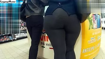 Reproduzir Bunda grande em leggings pretas no shopping - vídeo sincero