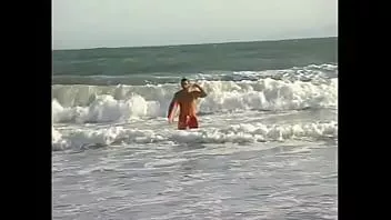 play Gorąca blondynka z dużymi fajnymi cyckami bierze głębokie gardło i rucha się w różnych pozycjach na plaży z muskularnym ogierem