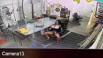 Reproducir Big tit milf secretaria arrestada en la cámara de seguridad en el trabajo