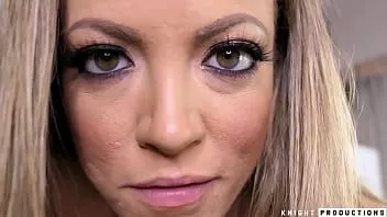 Jouer Carmen Valentina joue avec une bite dans la bouche