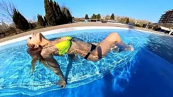 Jouer Jolie fille dans un spa (avec toboggan public)