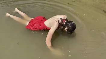 Reproducir Vestido rojo mojado que 'flota' en el agua