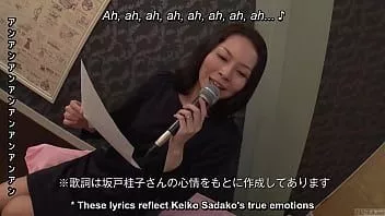 play Olgun japon karısı yaramaz karaoke söylüyor ve seks yapıyor
