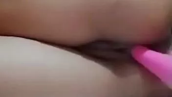 play Kıçıma vibratör sokmaya çalışıyorum, bu benim ilk seferim