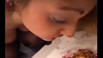 Reproduzir Sexy minx está usando calcinha enquanto posa era