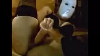 Reproduzir Esposa peluda em máscara branca brinca com buceta na webcam omegle