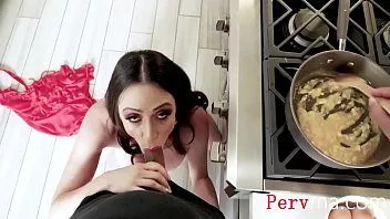 Redare Ouă și muie la micul dejun cu mama- ariella ferrara