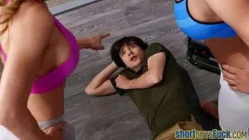 Abspielen Vollbusige Milf wird von perversen kleinen Kerlen für Sperma in den Mund geschlagen