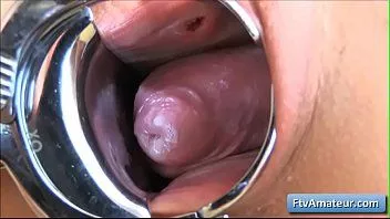 play Niesamowita nastoletnia brunetka amatorska Roxy z naturalnymi dużymi cyckami rucha się w swoją soczystą łysą cipkę zabawką erotyczną