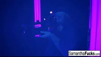 Afspelen Samantha Saint komt klaar in deze superhete blacklight-solo