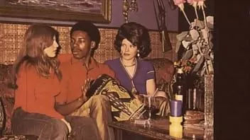 Jouer Le monde merveilleux de la pornographie vintage, trio interracial
