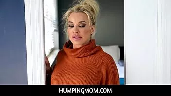 Reproducir Humpingmom - madrastra madura robbin banx esperando a su hijastro en uniforme de minino sexy