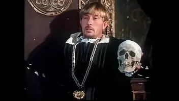 Redare Sufletul captivant al tatălui său vizitează cătunul, prințul Danemarcei, în fiecare seară și îi povestește despre adevărata c.o.d. și dă vina pe fratele său, adevăratul rege claudio