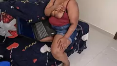 Reproducir Diosa india gordita se moja y se vuelve salvaje viendo porno