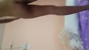 Afspelen Fa laat haar kleine tieten en harige kutje zien in een videoshoot