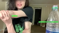 再生 カメラに捕らえられました: カメラを忘れたゲーマーの女の子 - いたずらなニップスリップの暴露