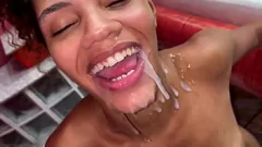 play Petite Latina Karina Mello nimmt es anal und schreit vor intensivem Vergnügen