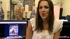 Afspelen Big Dicked Ouder Guy Casting Young Teenager met enorme clit voor harde ruwe porno