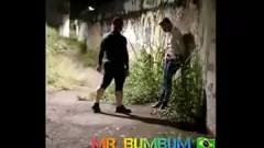 play Amador brasileiro desistindo de um estranho adequado em público