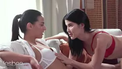 play Lésbicas sensuais em lingerie | Intimate Pussy lamber e tesoura