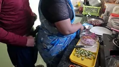 Reproducir Fantasía prohibida de la criada india: la cocina Quickie con un protector abultado
