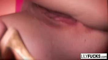 play Crinul sexy îi place să se joace cu păsărica ei udă și cu fundul strâns