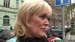 Reproducir Puta rubia madura con coño peludo se golpea por detrás en pantimedias