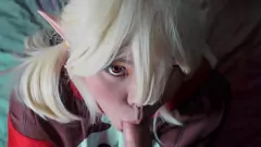 Afspelen Schattige tiener Klee in cosplay geeft hete pijpbeurt aan avonturier
