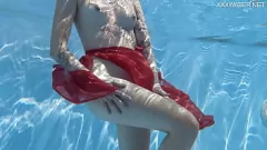 Abspielen Mimi Cicas erotische Begegnung am Pool mit großen Titten und Tattoos