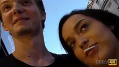 再生 ティーンのエリカ・ブラックは、寝取られた夫が見ている公の場で現金を得るために複数の体位で犯される