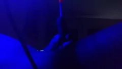 Играть Одинокий возбужденный паренек мастурбирует свой толстый черный член во время соло-сессии, заканчивающейся горячим буккаке