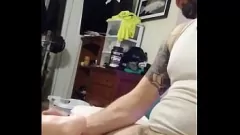 Jouer Un garçon blanc tatoué avec une énorme bite caresse sa chatte de poche lors d'une intense séance de masturbation en solo