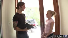 Reproducir Putas adolescentes flacas son folladas por su vecino con una enorme polla en una porno duro