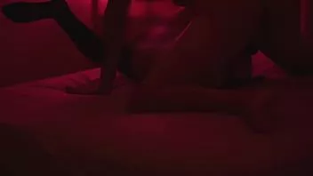 Jouer Un ami est venu pendant la quarantaine pour un bon sexe